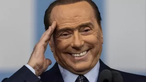Silvio Berlusconi, magnate de los medios de comunicación y ex primer ministro italiano, muere a los 86 años