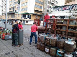 Vecinos combaten mafias de venta de gas