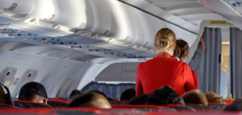 La confesión de una azafata sobre lo más “horroroso” que hacen los pasajeros en un avión (Video)