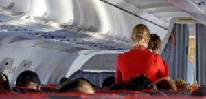 La confesión de una azafata sobre lo más “horroroso” que hacen los pasajeros en un avión (Video)