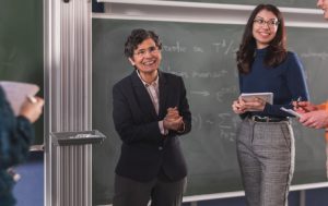 en su 25º edición, L'Oréal-UNESCO galardonó a la venezolana Ana Maria Font