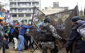 Protestas violentas en provincia argentina de Jujuy por reformas legales