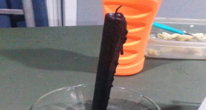 Abuelita halló una vela negra en un cajón y la prendió para bendecir a su familia: Todo acabó mal