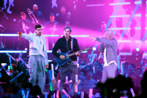 Jonathan Moly pone a bailar salsa a todos en Premios Juventud con su versión de "The Reason"