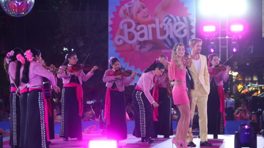 Margot Robbie, Ryan Gosling y America Ferrera reciben serenata de mariachis