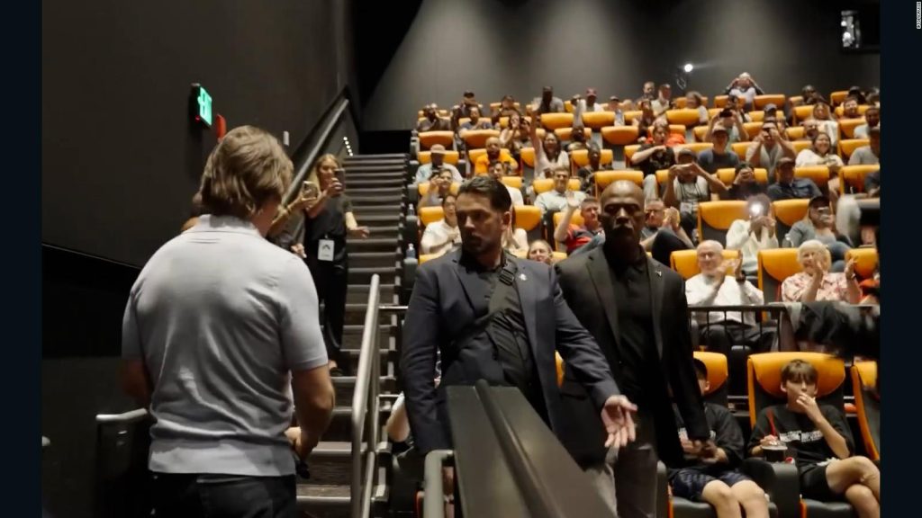 Tom Cruise sorprende a los asistentes del estreno de su película "Mission: Impossible — Dead Reckoning Part One"