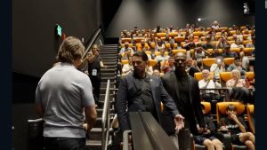 Tom Cruise sorprende a los asistentes del estreno de su película "Mission: Impossible — Dead Reckoning Part One"