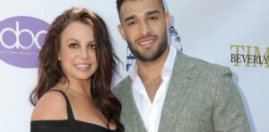 El incómodo gesto del esposo de Britney durante el anuncio del libro de la cantante