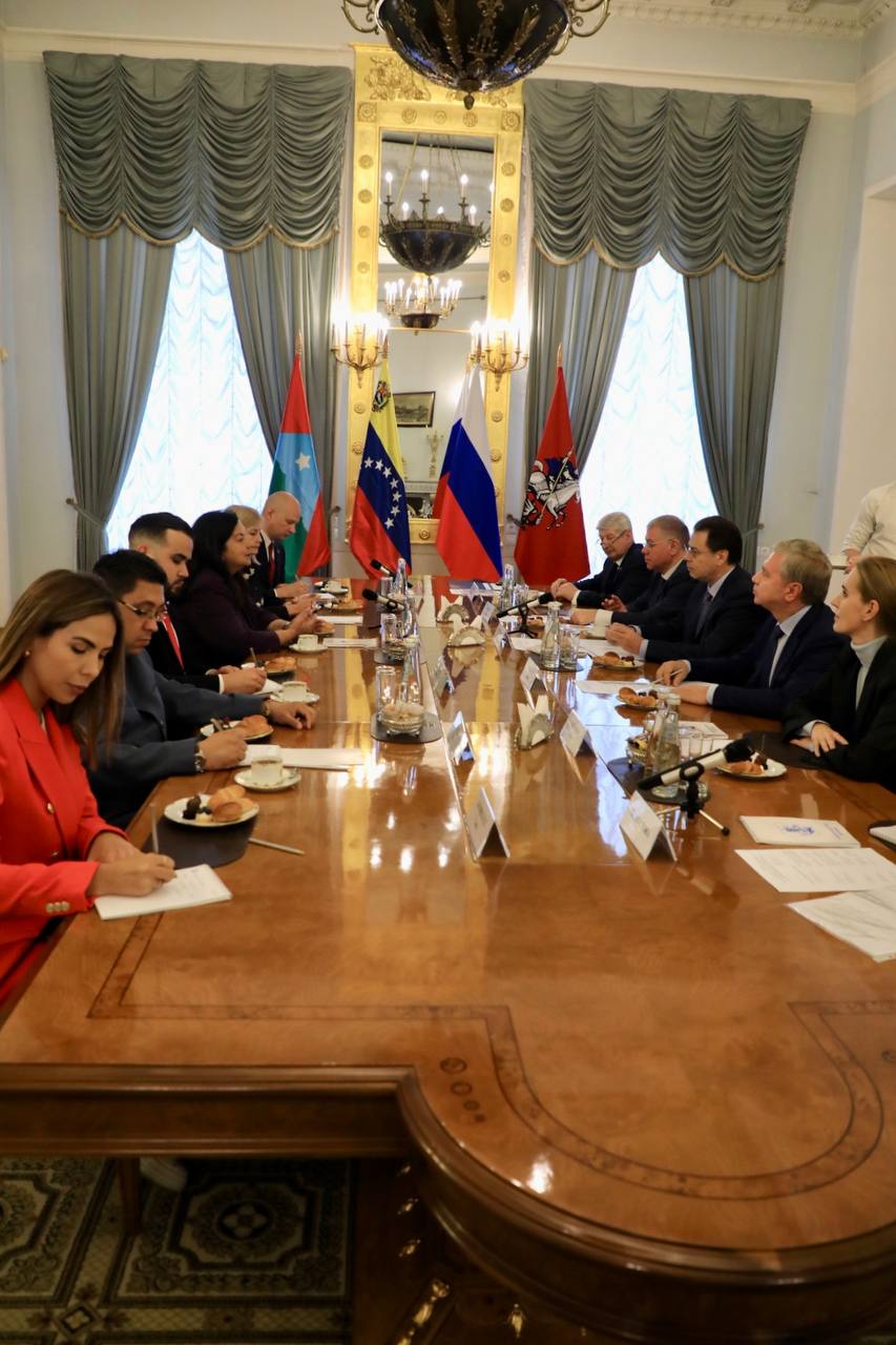 Abordan seguridad regional y política de información en Caracas y Moscú