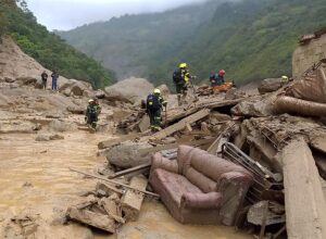 Aumenta a 14 la cifra de fallecidos por avalancha de lodo en Colombia