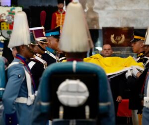 Autoridades conmemoran con ofrenda floral 240 años del natalicio de Bolívar