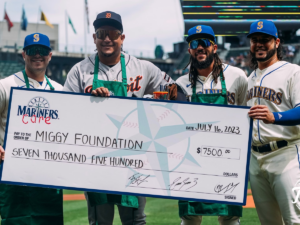 Cabrera se lleva un dulce homenaje de Seattle