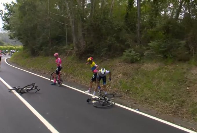 Richard Carapaz abandona el Tour por pequeña fractura en su rótula izquierda