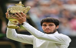 Carlos Alcaraz vence a Novak Djokovic y se consagra campeón de Wimbledon por primera vez