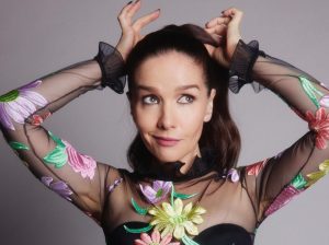 "Casi muerta es una película que se ríe de lo serio"