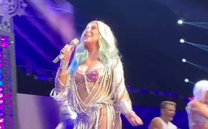 Cher lució deslumbrante actuando en un escenario a los 77 años