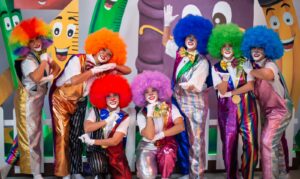 Con nueva y buena música, el Club de las Payasitas llega con "La felicidad