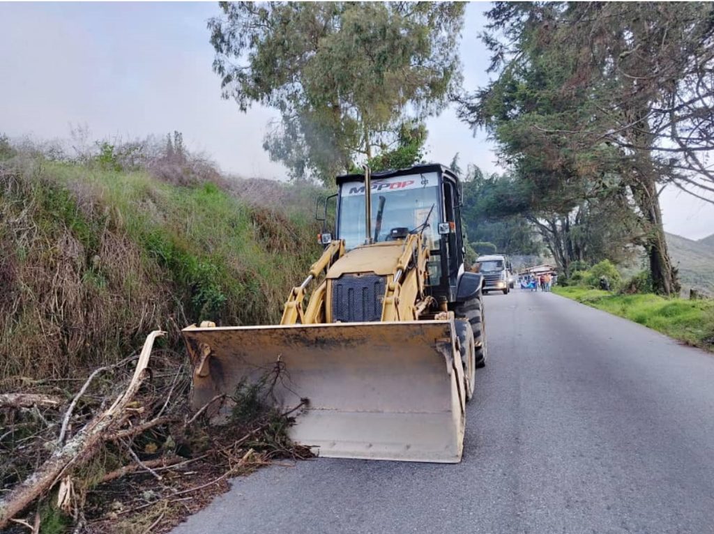 Despejan vías en el páramo de Mérida tras derrumbes por lluvias