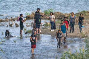 EEUU dará asilo a algunos migrantes varados en México