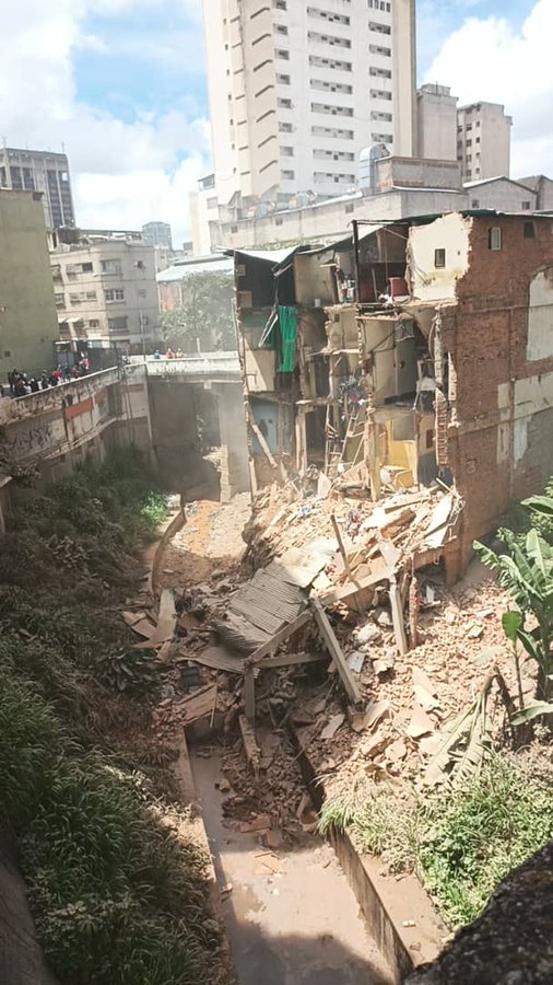 Colapso de edificación en parroquia Altagracia dejó a 25 familias damnificadas en Caracas