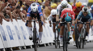Jasper Philipsen se impone de nuevo en el sprint y gana la cuarta etapa del Tour
