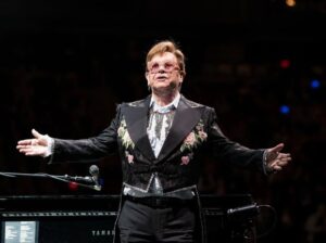 Elton John declara como testigo en el juicio contra Kevin Spacey