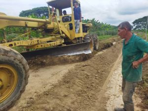 Entregan fertilizantes y recuperan vialidad agrícola en Trujillo