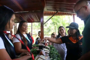 Entregan insumos a 12 conuqueros en Charallave 