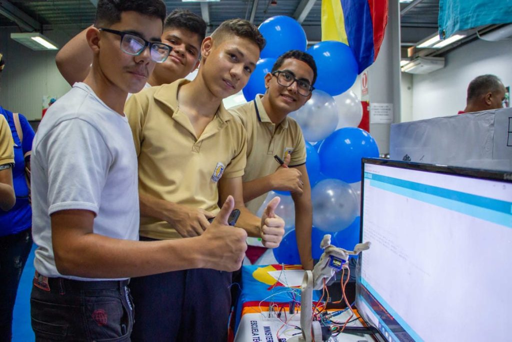 Estudiantes zulianos muestran su ingenio en el Encuentro de Robótica