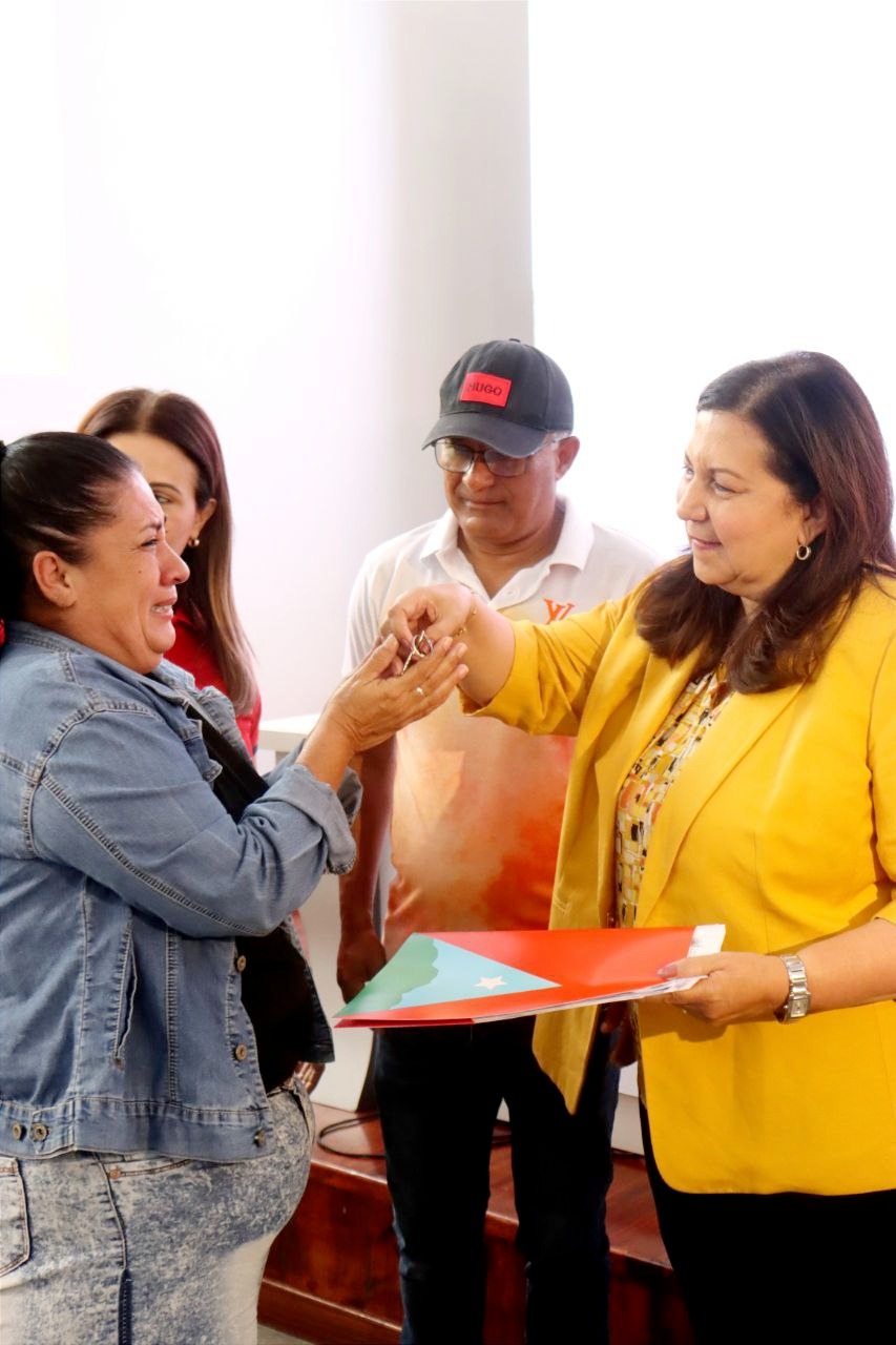 Familias en situación de refugio reciben viviendas propias