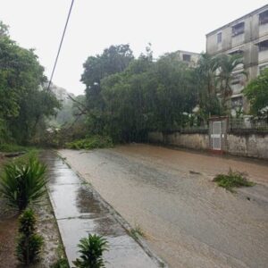 Fuertes lluvias sorprendieron a los venezolanos este martes