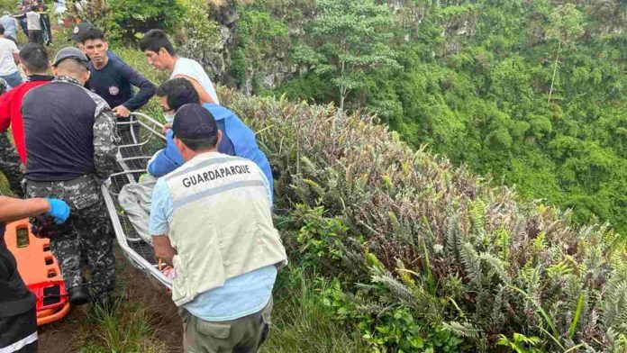 Un niño francés cae a un cráter de 100 metros de profundidad en Galápagos