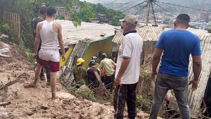 Mueren dos adultos y una niña al desplomarse vivienda en Guarenas