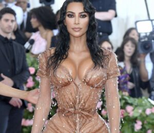 Joven asegura que faja de Kim Kardashian salvó su vida ????????