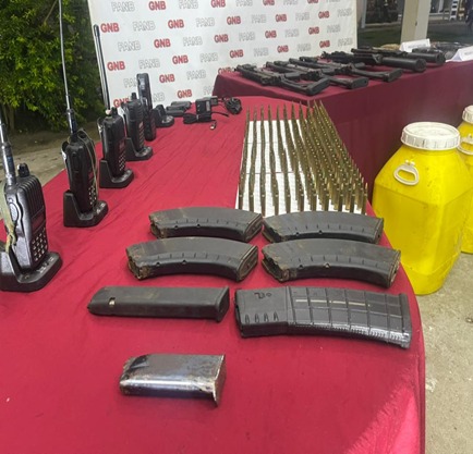 Incautan cinco fusiles a grupo del narcotráfico