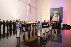 Izan la bandera en conmemoración de la proclamación de la Independencia