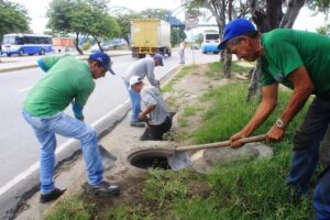 Limpian drenajes en la Intercomunal Turmero-Maracay