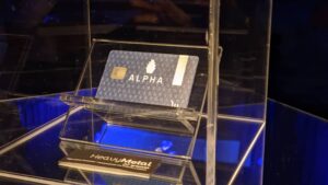 Llegan a Venezuela tarjetas de acero contactless