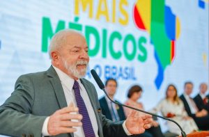 Lula trae de vuelta el programa Más Médicos a Brasil