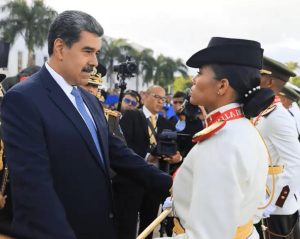 Maduro encabeza acto de graduación conjunta de la FANB