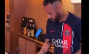 Neymar preparando deliciosas cachapas venezolanas en Japón con otros jugadores del PSG (Video)