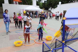 Niños llenan plazas y parques de Caracas para festejar su día