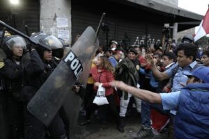 Presidenta de Perú llama a diálogo pero las protestas persistirán