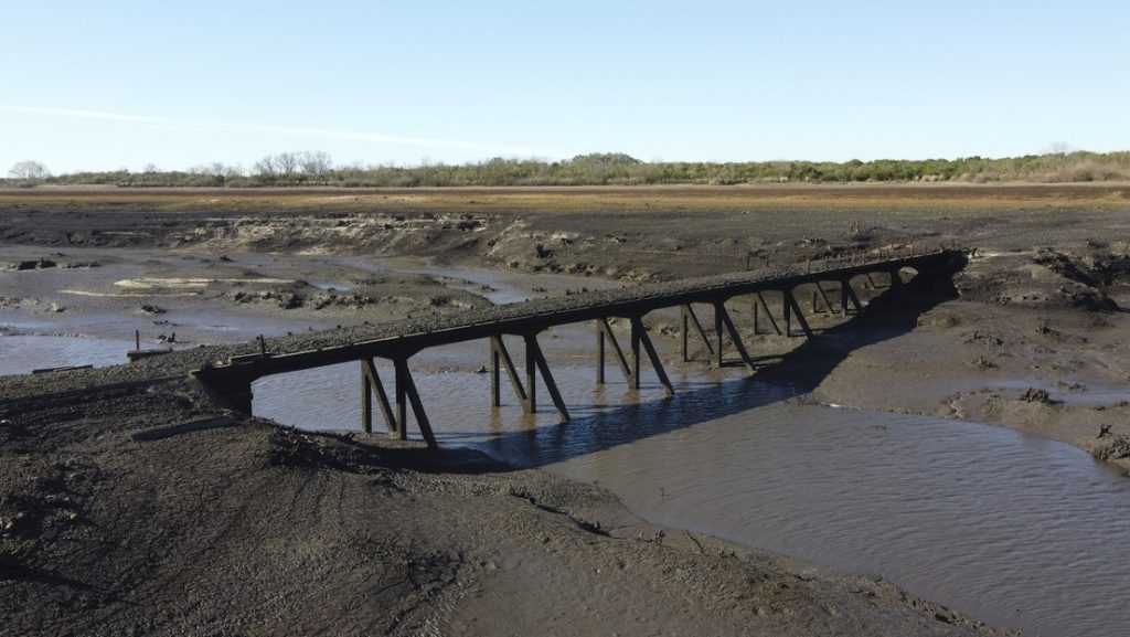 puente sumergido dentro de una represa emerge 30 años después