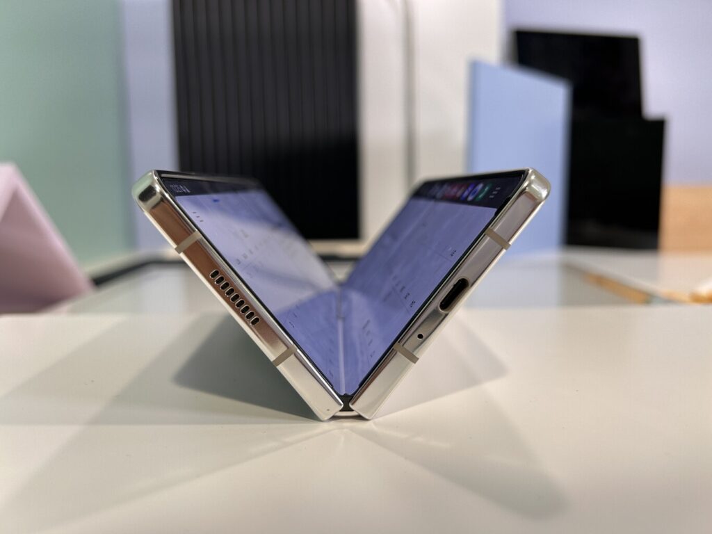 Samsung hace gala de sus nuevos plegables con bisagra flexible
