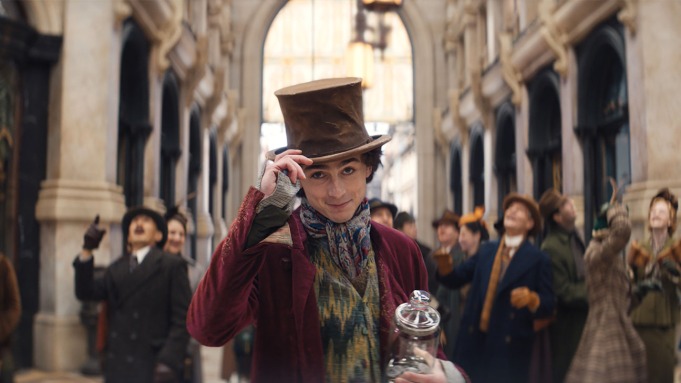 Timothée Chalamet se transforma en el icónico chocolatero en el tráiler de "Wonka"