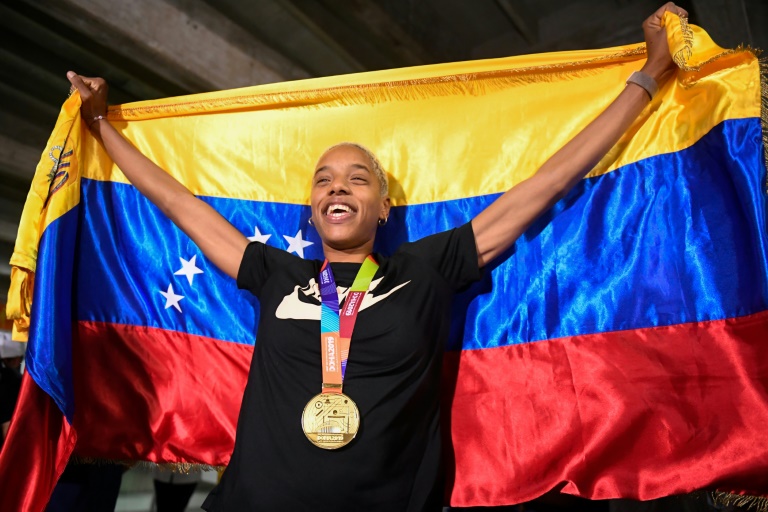 La reacción de una pequeña al recibir un regalo de Yulimar Rojas (Video)