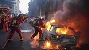 Al menos 96 detenidos y 255 carros quemados en la noche de la fiesta nacional francesa
