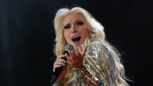 Yuri, celebra la renovación de contrato con su casa disquera Sony Music México