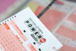 La reacción de una mujer que ganó mil millones de dólares en una lotería (Video)